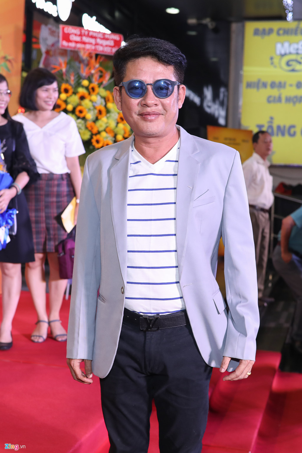 Hoài Linh đeo khẩu trang, đi dép lào trên thảm đỏ ra mắt phim